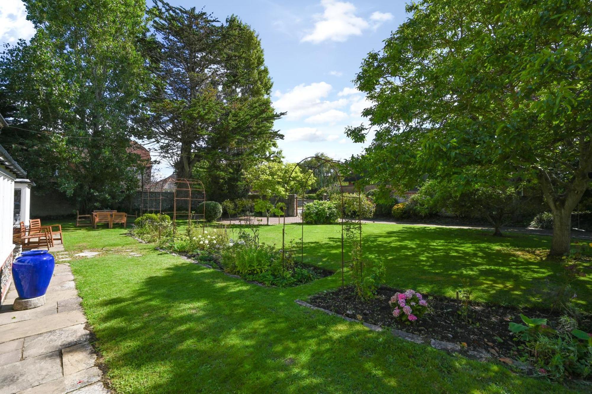 Walnut Tree House Villa Rustington Exteriör bild